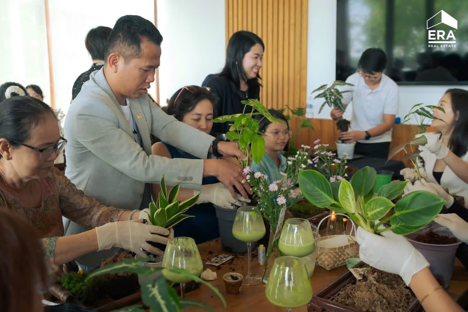 Khách tham gia workshop trồng cây xanh trong ly thủy tinh tại sự kiện của ERA