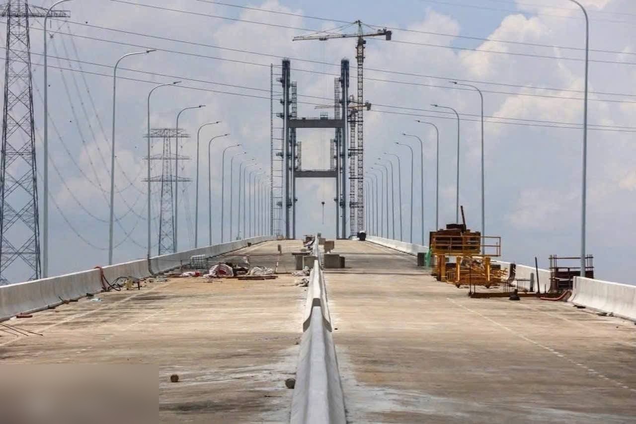 Cầu Phước Khánh giai đoạn hoàn thiện: mặt cầu, dải phân cách và trụ tháp dây văng phía xa