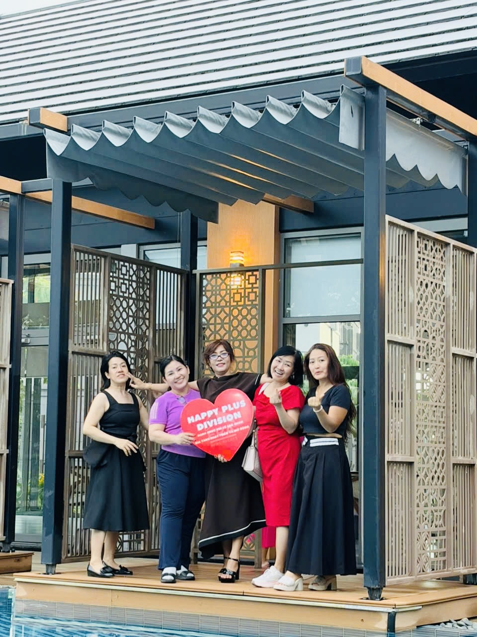 Nhóm chị em Happy Plus cầm trái tim Happy Plus Division