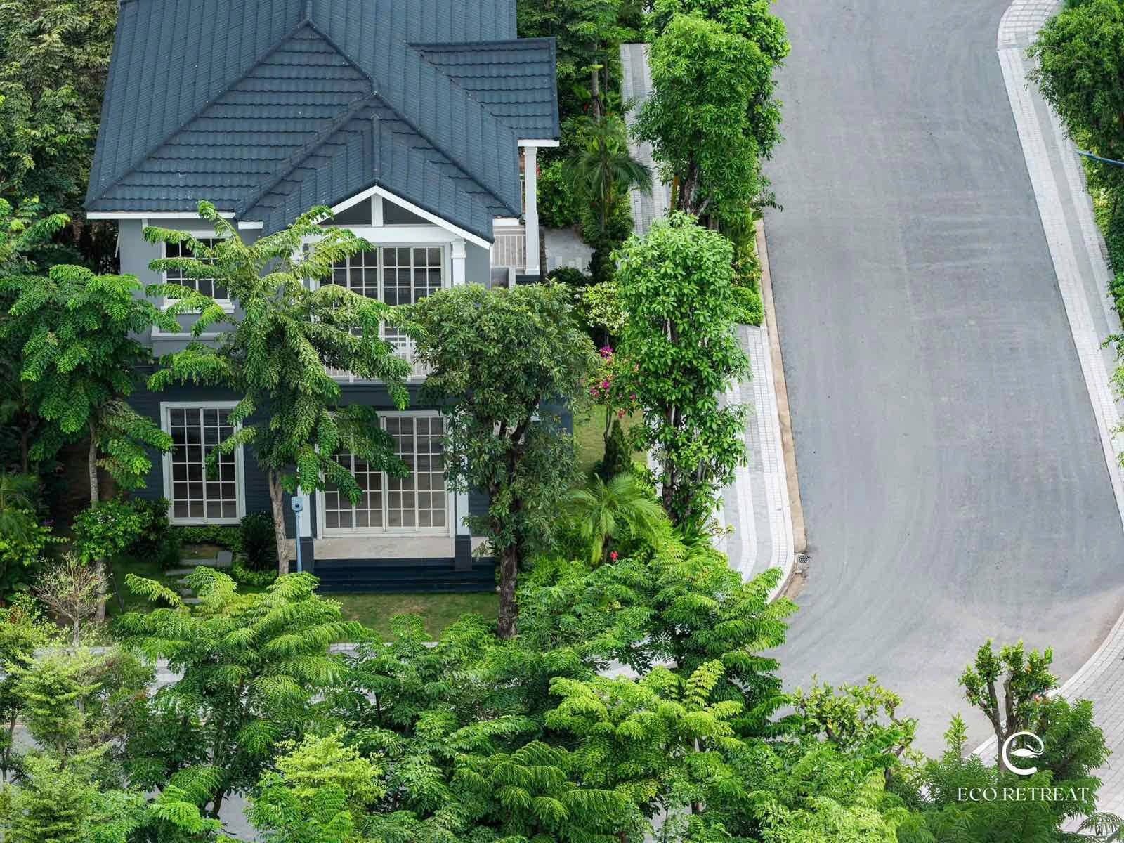 Ngôi nhà Home Retreat ẩn sau cây xanh bên đường nội khu