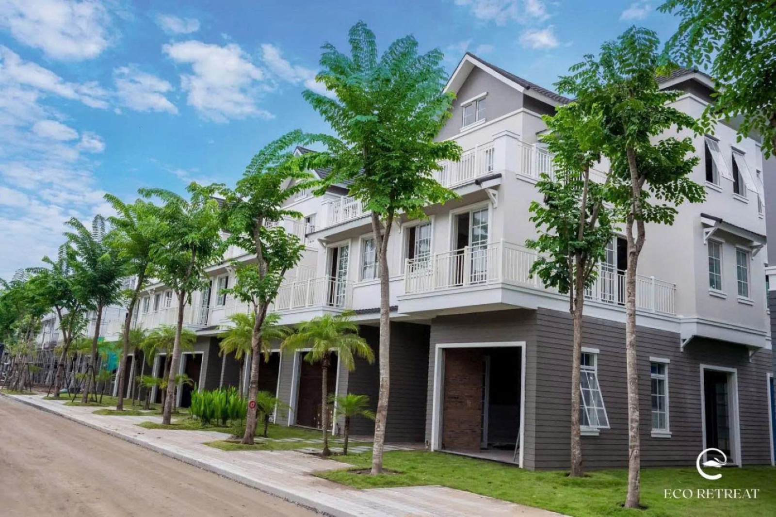 Dãy nhà phố Home Retreat với hàng cây cau xanh