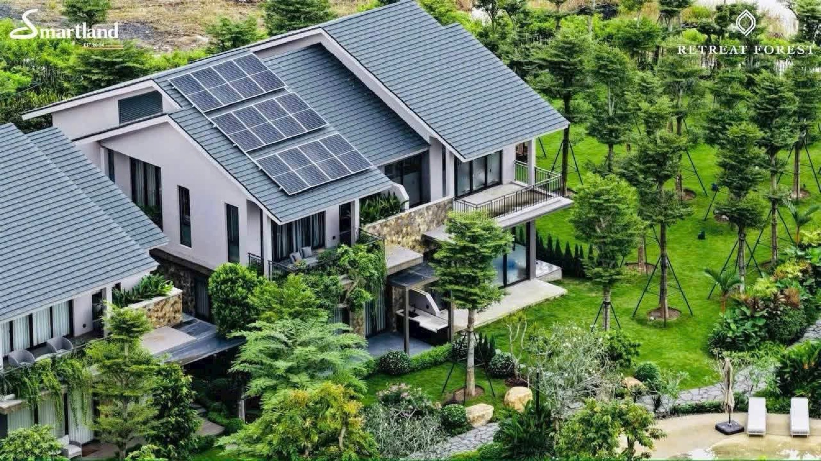Biệt thự mái xám có pin mặt trời giữa cây xanh tại Eco Retreat