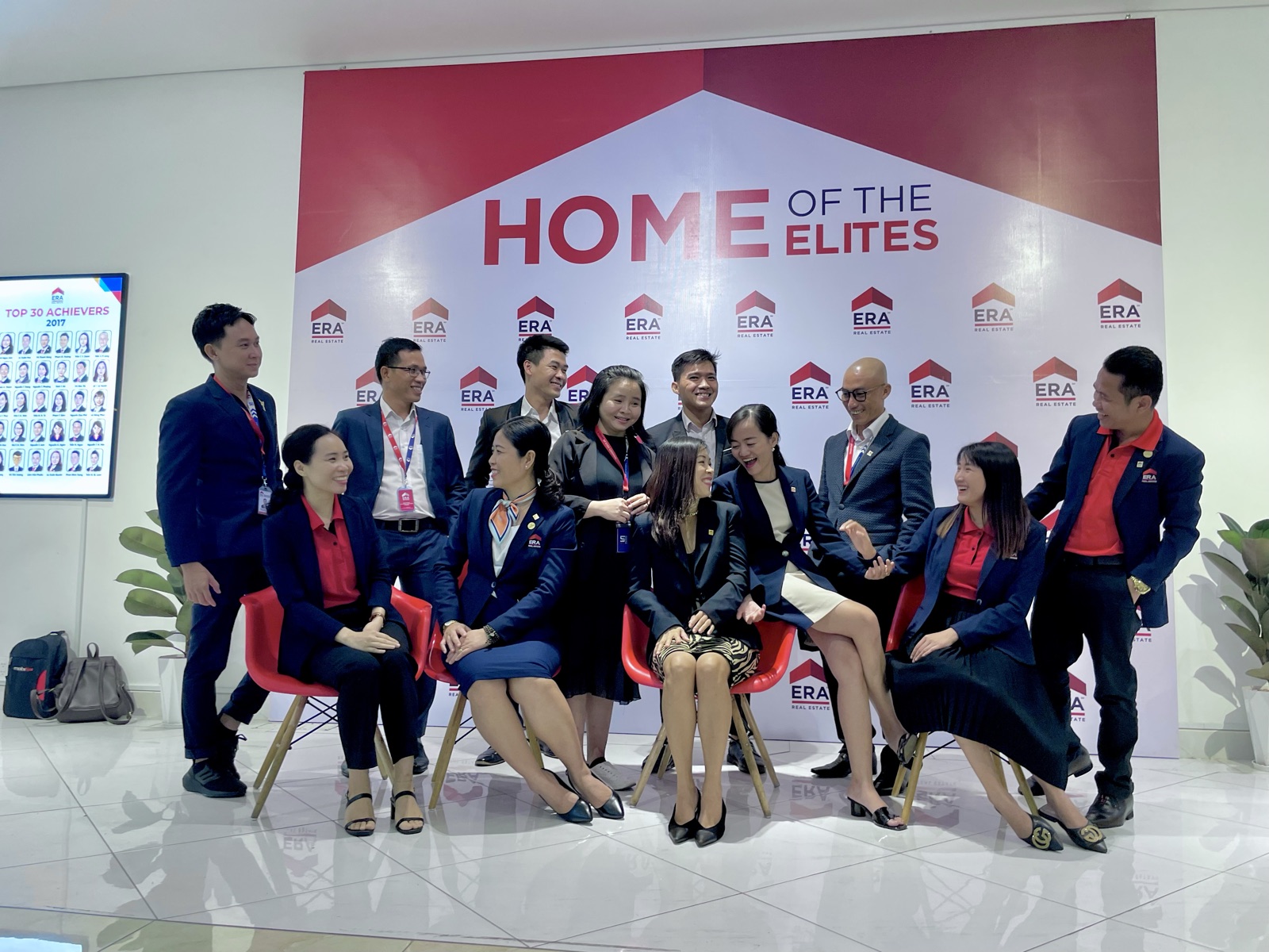 Đội ngũ môi giới ERA Vietnam chụp ảnh trước phông Home of the Elites