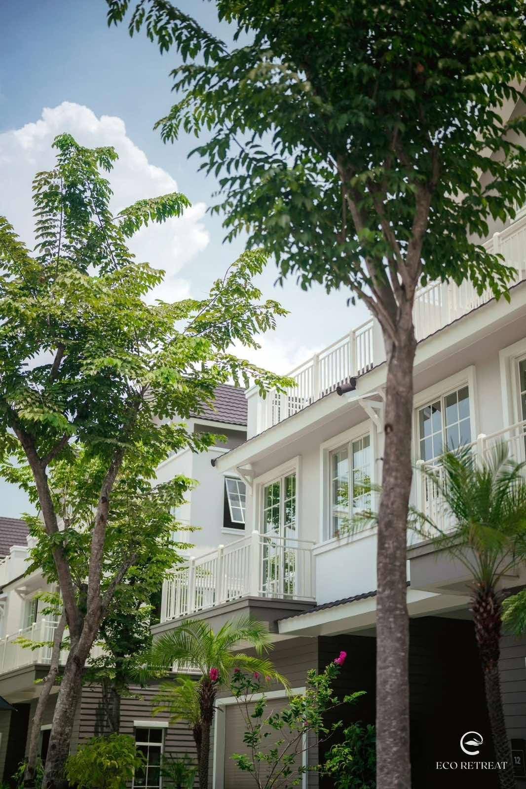 Mặt tiền nhà Home Retreat ẩn sau tán cây xanh