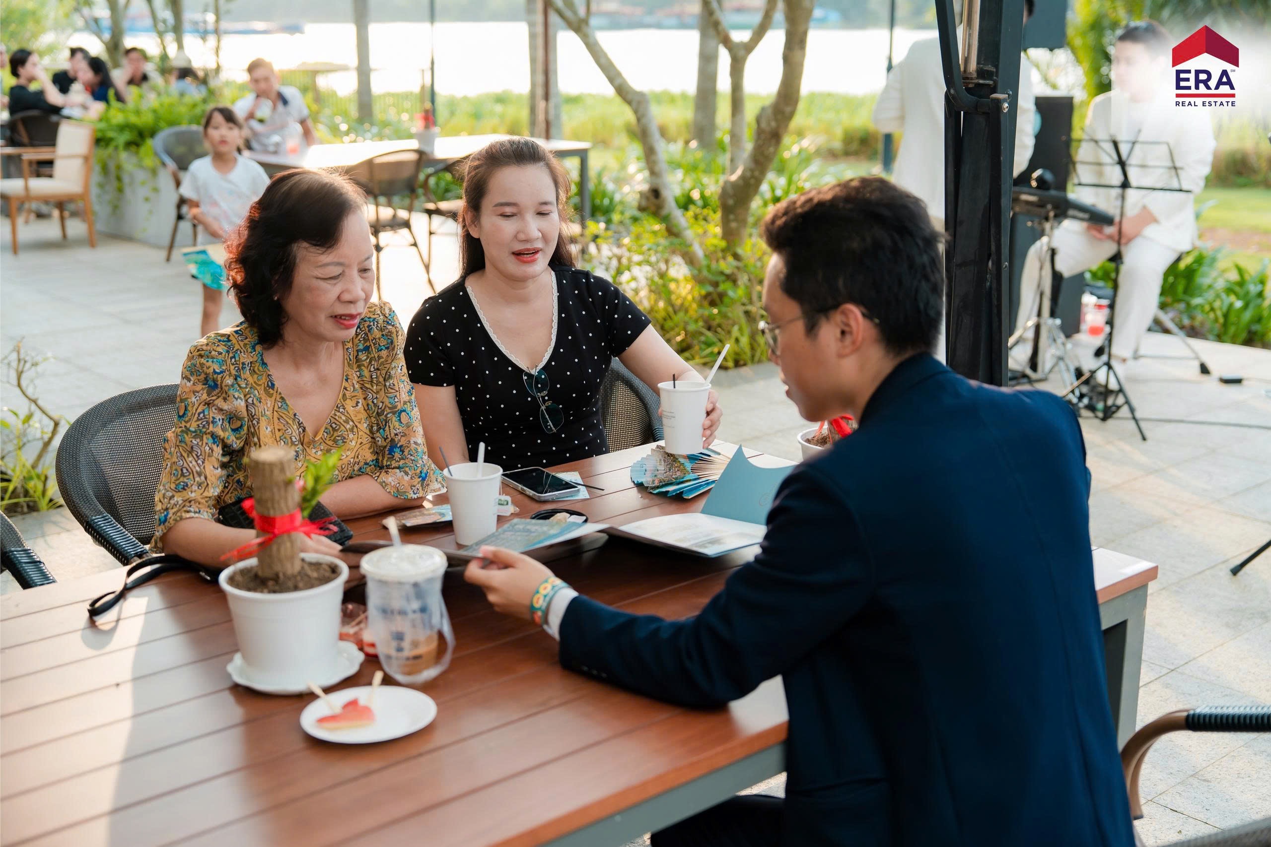 Tư vấn trực tiếp về dự án bên bàn ngoài trời