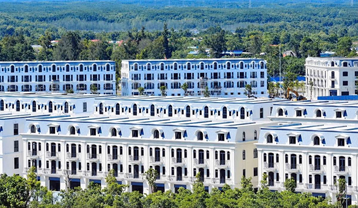 Dãy shophouse mái xanh tại Vinhomes Green Paradise nhìn từ trên cao