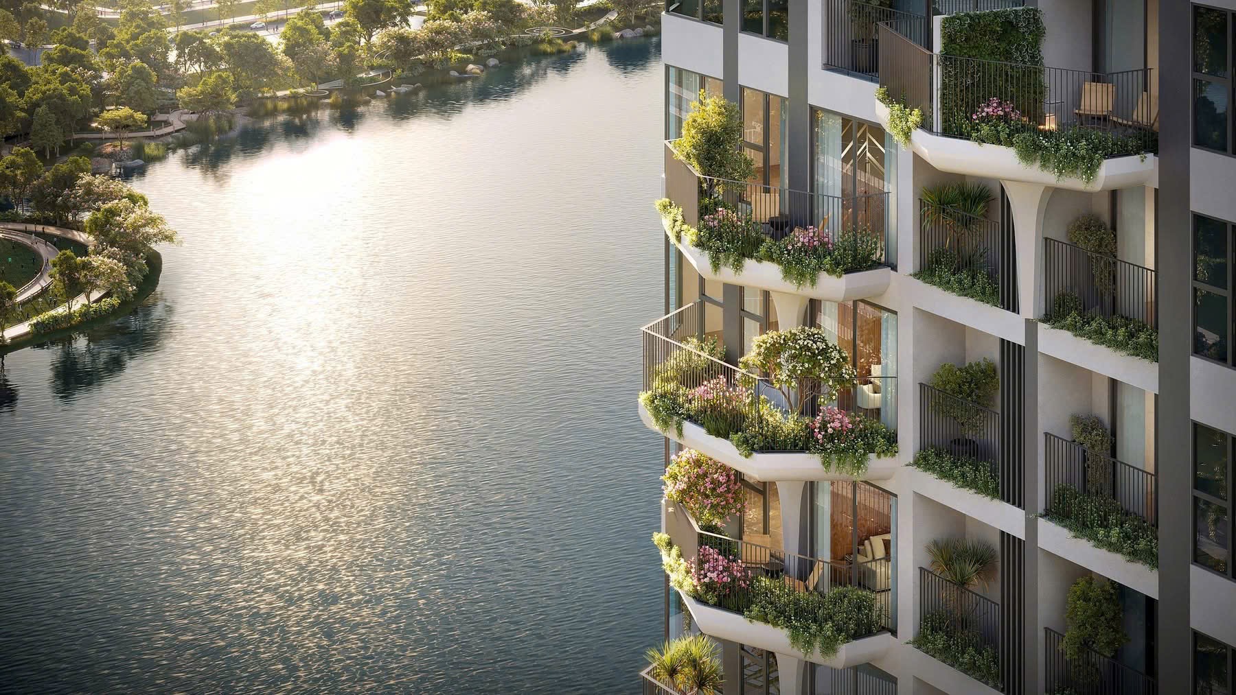 Hồ bơi và ghế tắm nắng giữa khu vườn nhiều hoa tại Eco Retreat