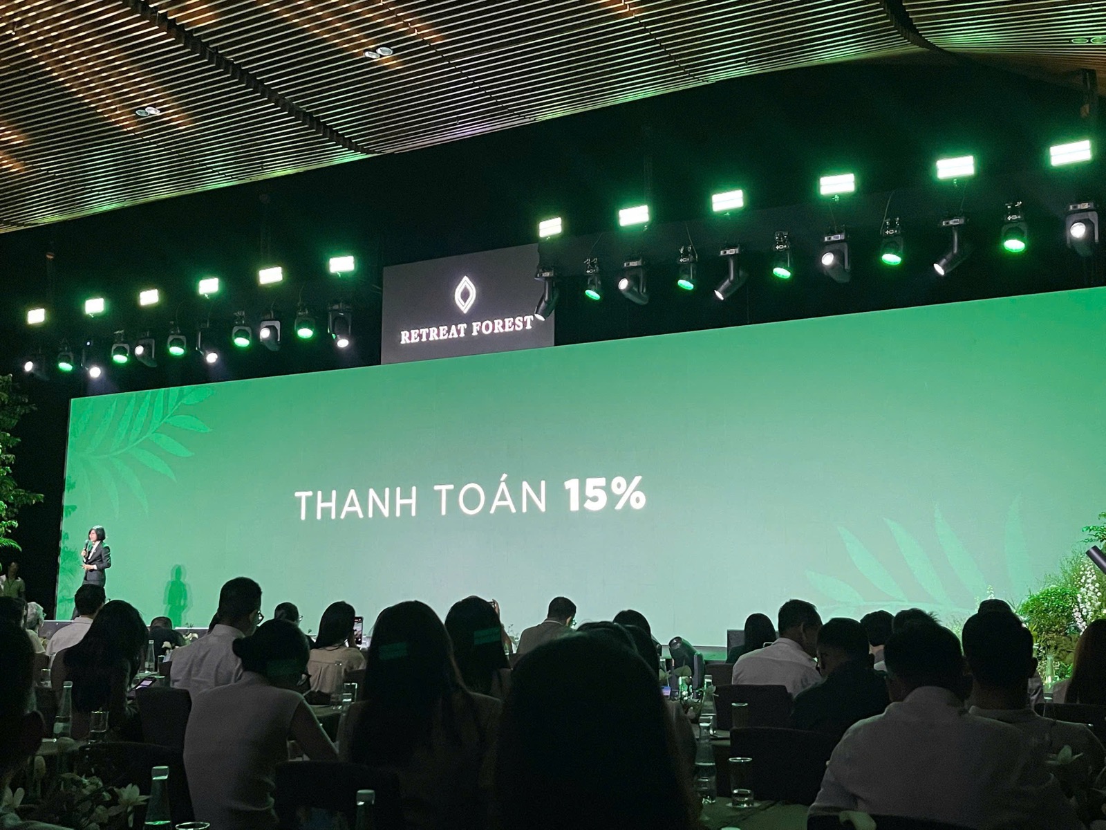 Thông điệp thanh toán 15% trên màn hình sự kiện Retreat Forest