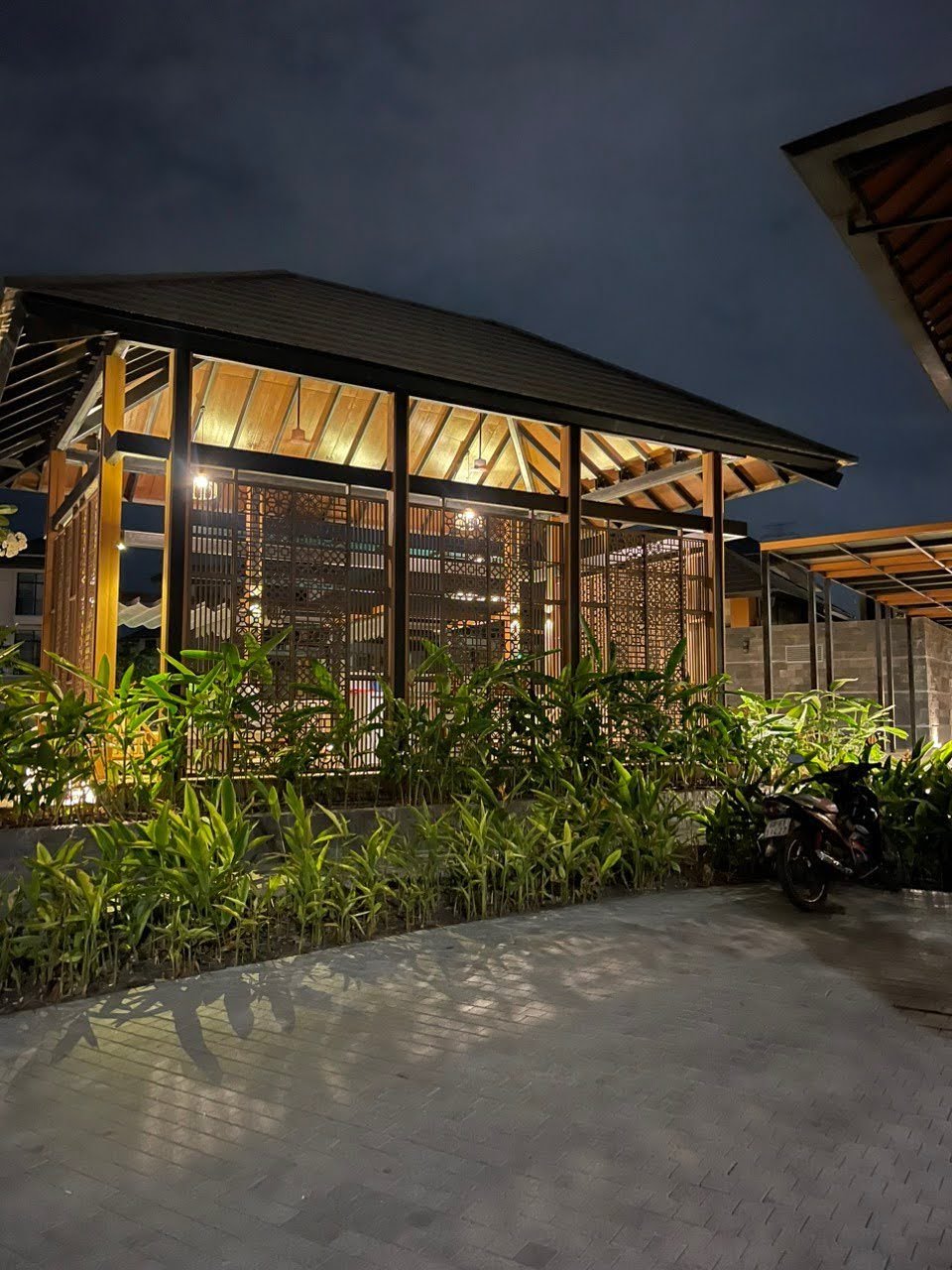 Clubhouse Zeitgeist Nhà Bè lên đèn buổi tối giữa cây xanh