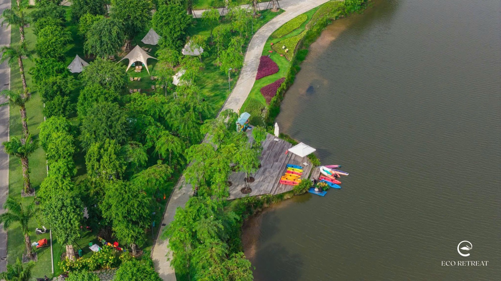 Bến thuyền và lối dạo ven hồ tại Eco Retreat nhìn từ trên cao