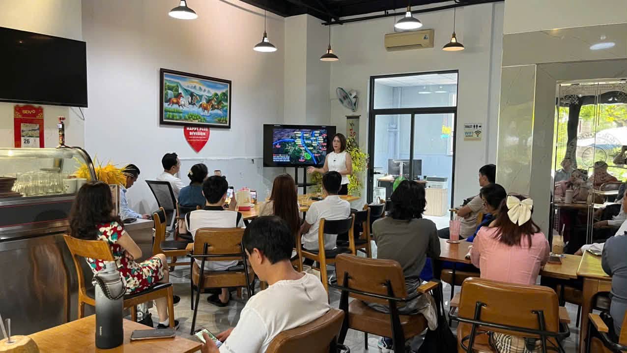 Thành viên team Happy Plus lắng nghe buổi chia sẻ thị trường khu Nam tại văn phòng