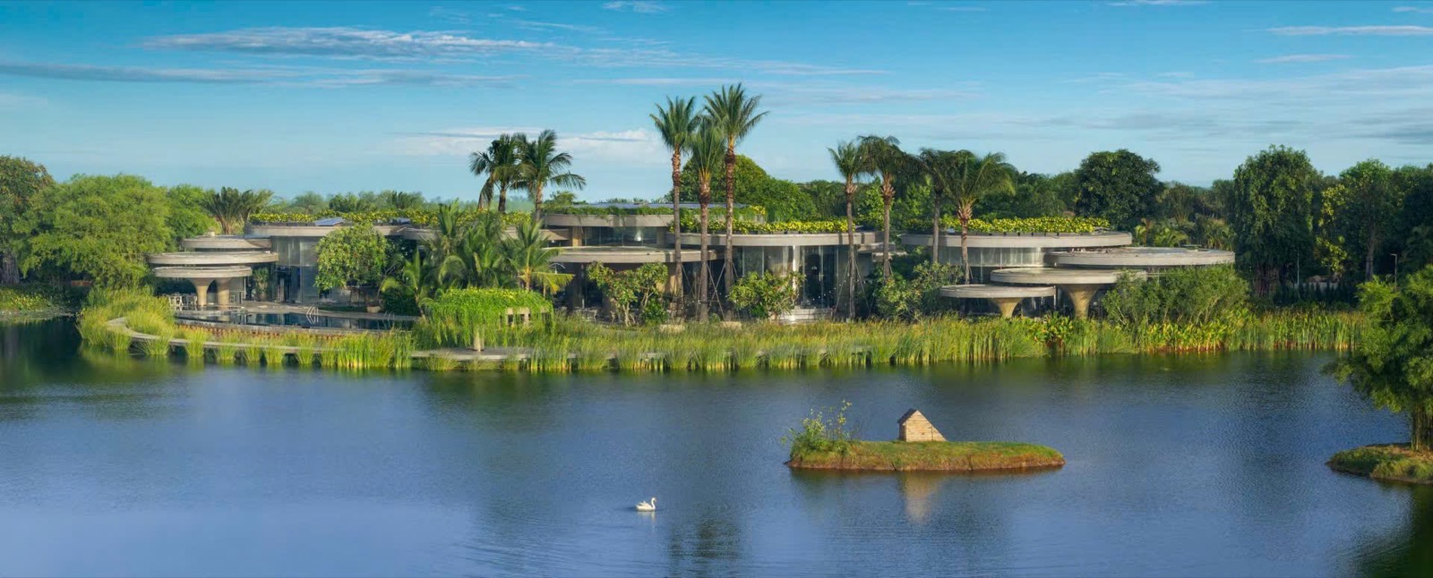 Mặt hồ và hàng cây xanh tại Eco Retreat