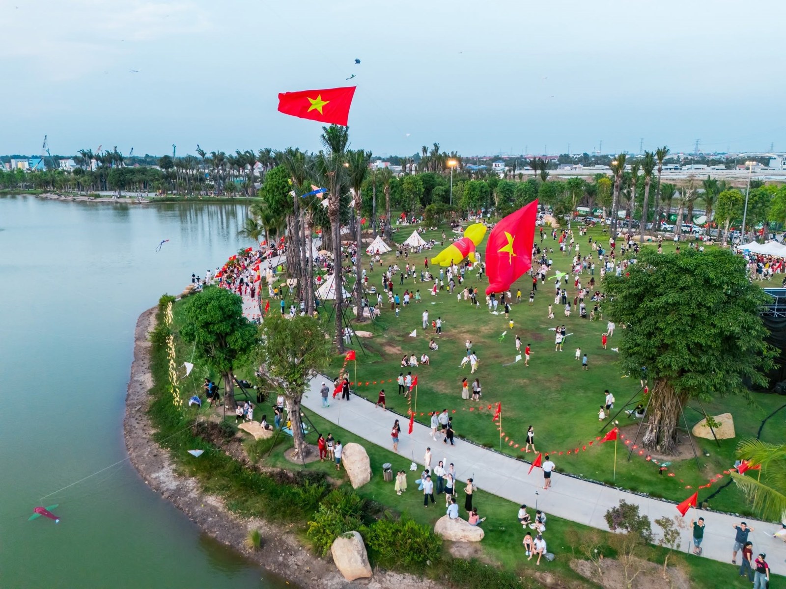 Lễ hội thả diều đông người tham gia bên hồ tại Eco Retreat