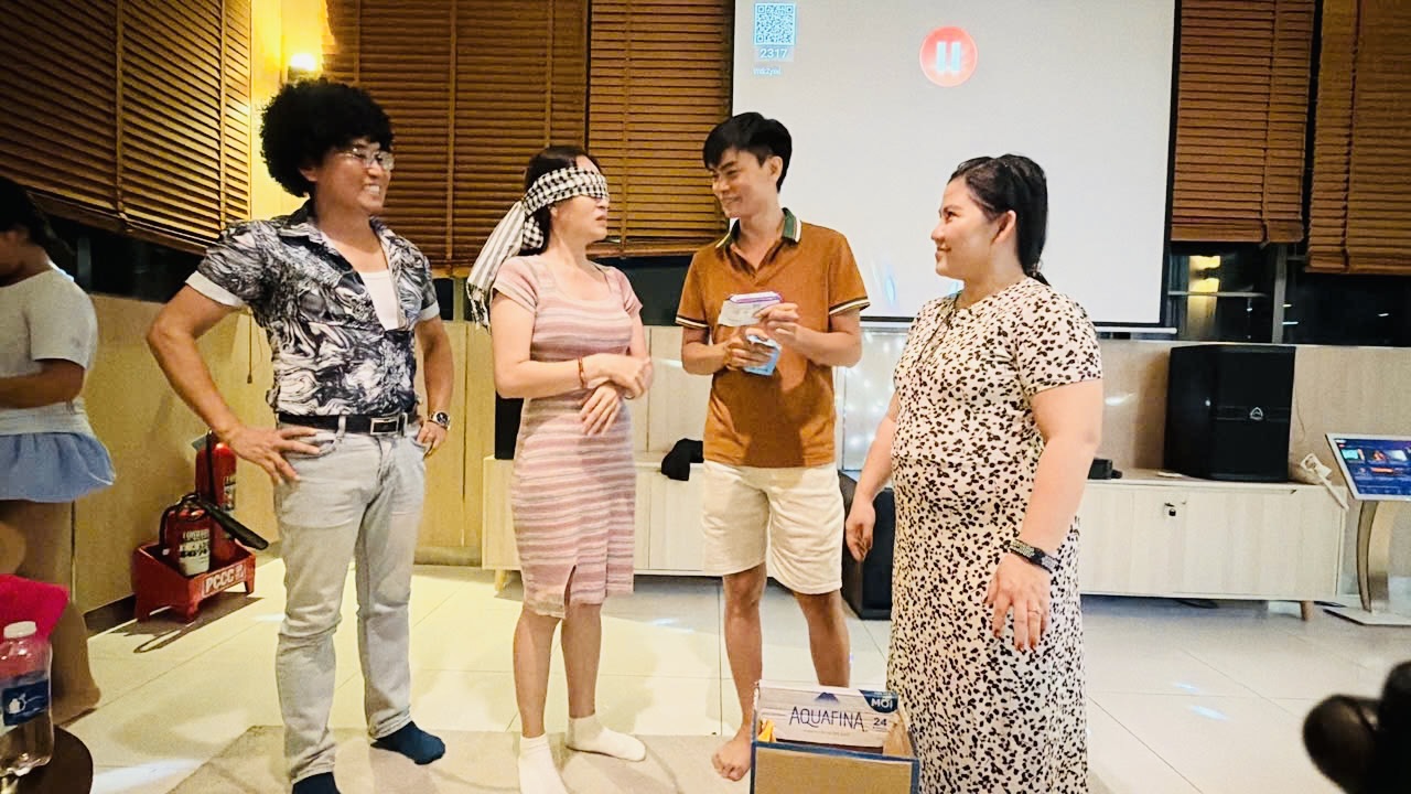 Trò chơi bịt mắt trong tiệc 20/10 của team Happy Plus