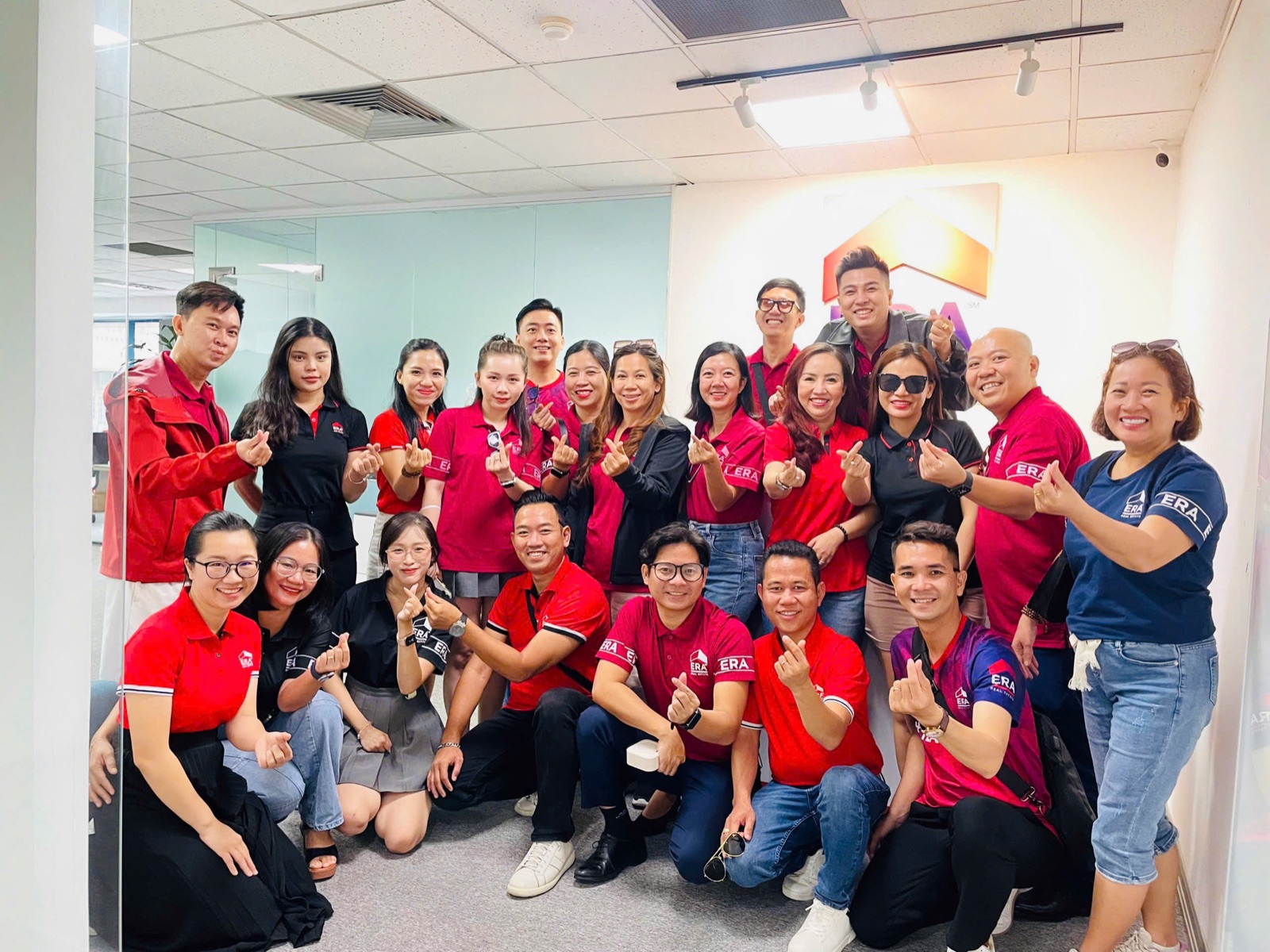 Đội nhóm môi giới bất động sản ERA Vietnam vui vẻ tại văn phòng làm việc